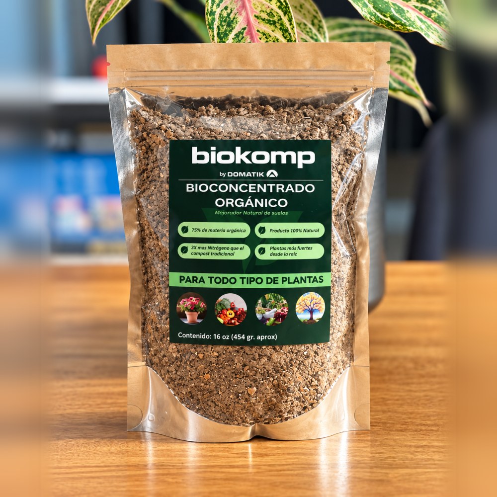 Bolsa de abono orgánico biokomp junto a una planta
